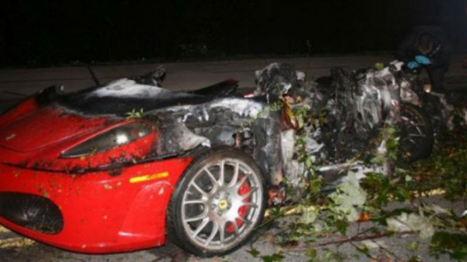 Ferrari F430 terbakar usai mengalami kecelakaan