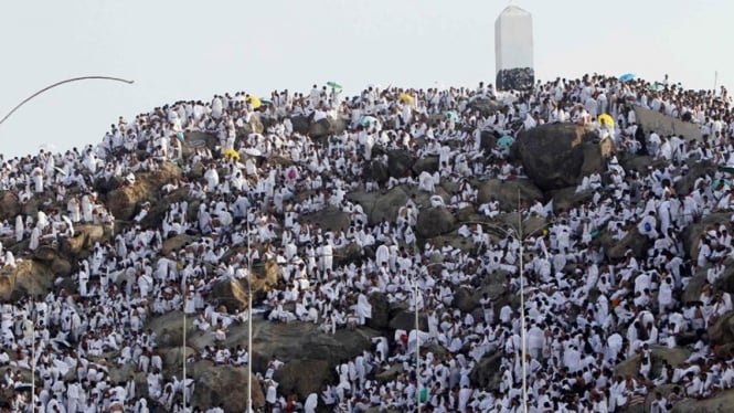 Jemaah haji memadati Jabal Rahmah saat wukuf di Arafah.