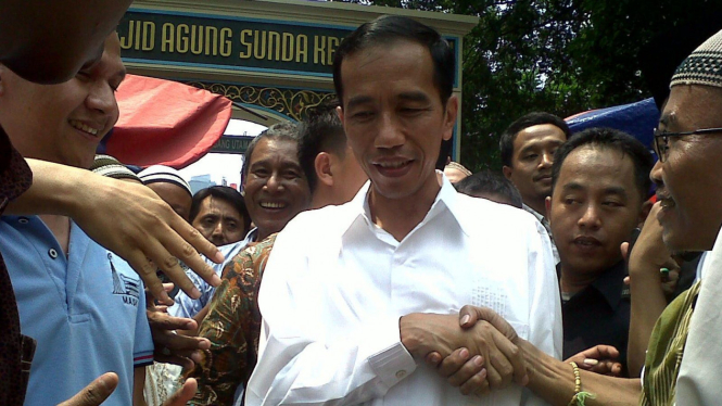 Jokowi usai Salat Jumat di Masjid Sunda Kelapa