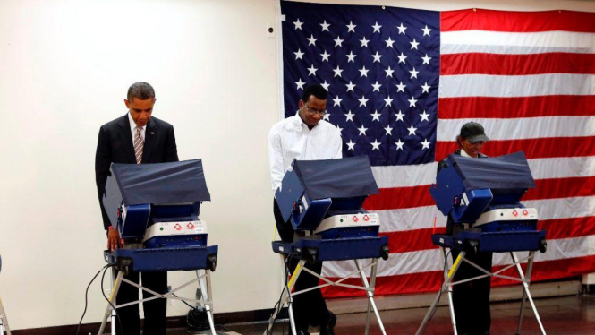 Presiden AS Barack Obama memberi suara pada Pemilu 2012