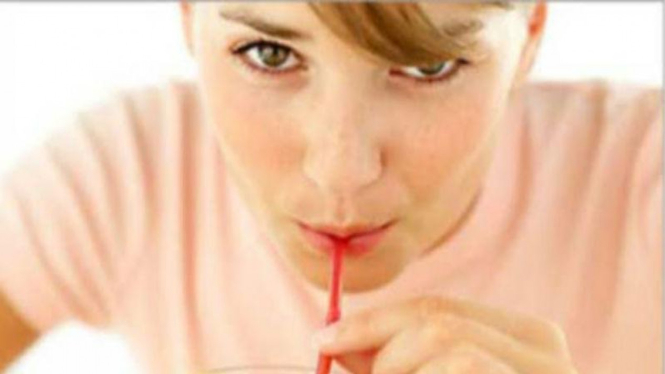 Ilustrasi wanita konsumsi minuman bersoda.
