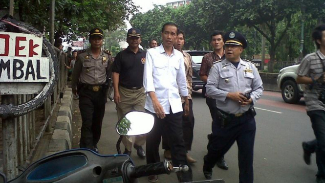 Gubernur DKI Joko Widodo di Terminal Lebak Bulus