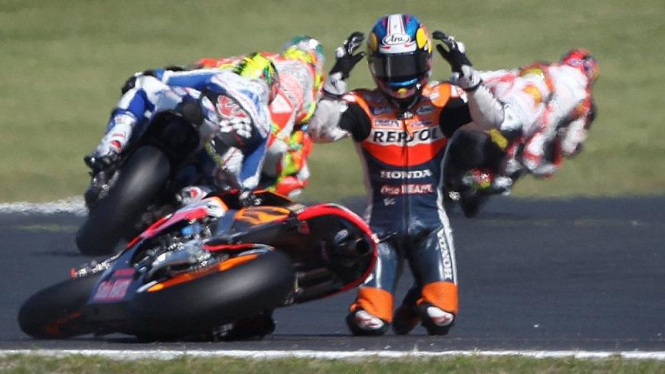 Dani Pedrosa terjatuh di Phillip Island