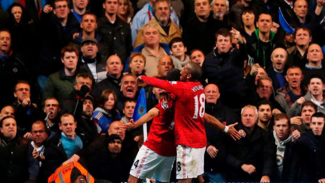 Javier 'Chicharito' Hernandez (kiri) rayakan gol ke gawang Chelsea