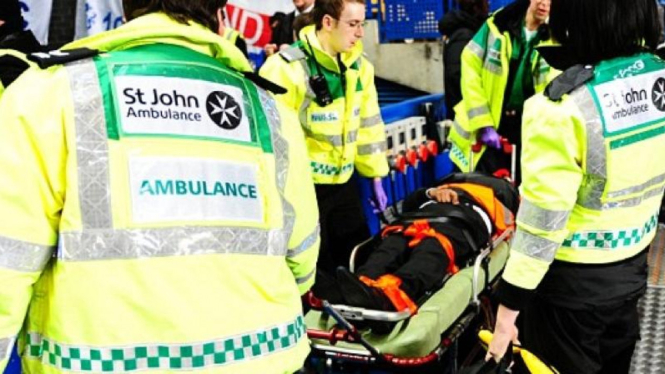 Steward (terbaring) saat dibawa ke rumah sakit dari Stamford Bridge