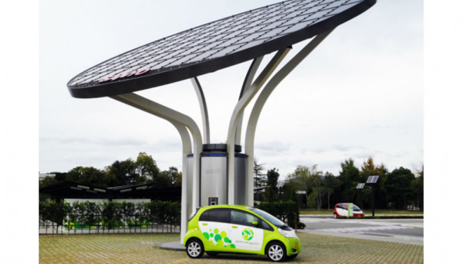 Mitsubishi MiEV tengah mengisi listrik di Kasai Green Energy Park