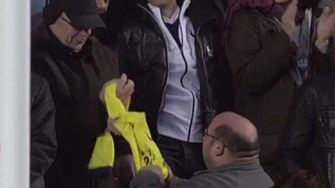 Dua fans Tottenham berebut jersey kiper Brad Friedel