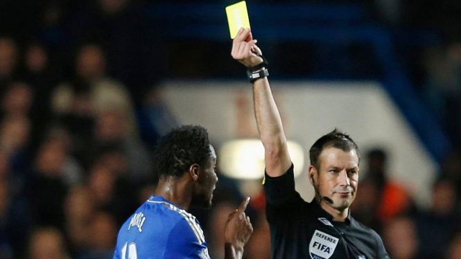 Mark Clattenburg (kanan) dan John Obi Mikel