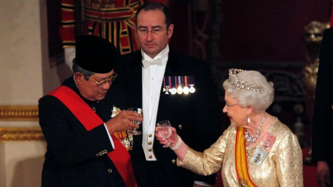 Presiden Yudhoyono bersulang dengan Ratu Elizabeth II