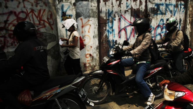 Pengendara Motor Merampas Hak Pejalan Kaki