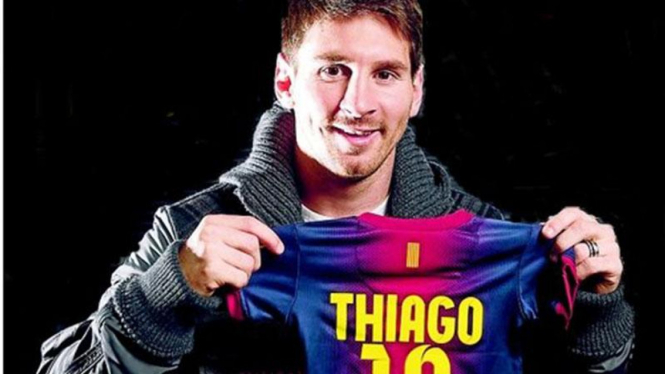 Lionel Messi memamerkan Jersey Barca untuk sang anak, Thiago