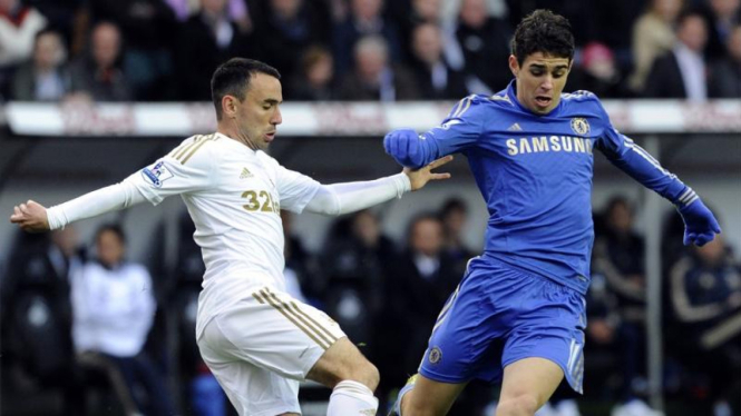 Pemain Chelsea, Oscar (biru), ditekan pemain Swansea