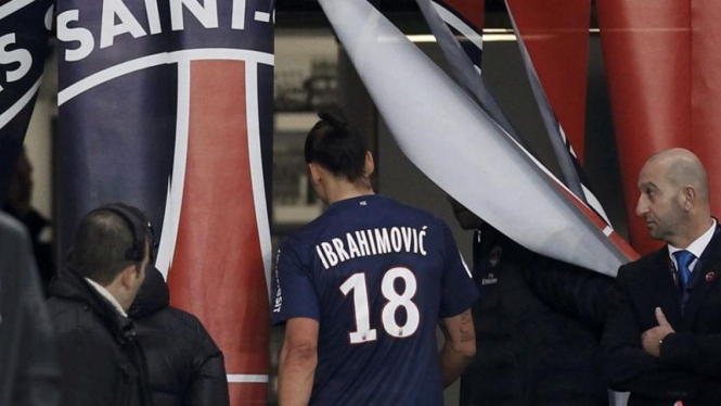 Zlatan Ibrahimovic keluar lapangan usai di kartu merah wasit