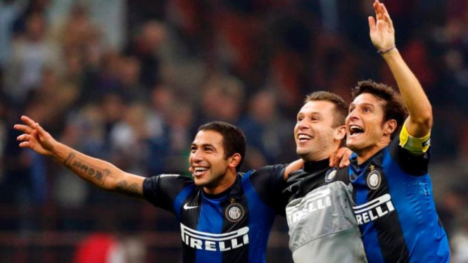 Javier Zanetti merayakan kemenangan