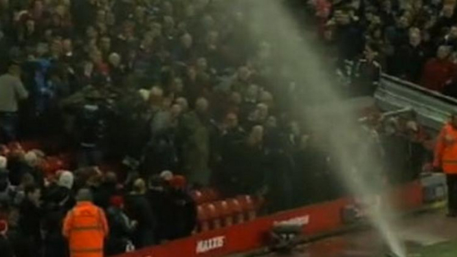 Alat penyiram yang rusak di Anfield