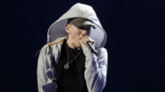 Mendadak Jualan Batu Bata, Eminem Jatuh Miskin?