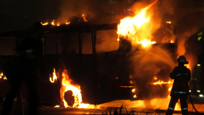 Bus Transjakarta terbakar di Semanggi
