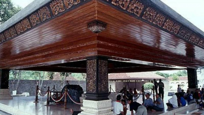 Wisata Ziarah Dan Sejarah Di Makam Bung Karno