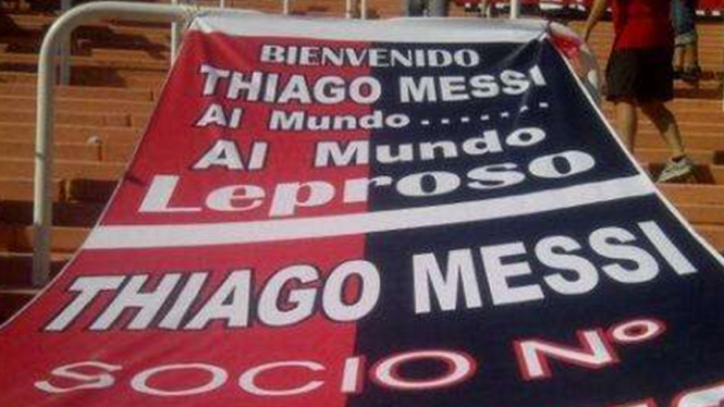 Spanduk Newell's Old Boys menyambut kelahiran Thiago Messi