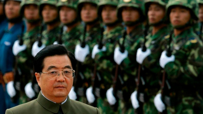 Presiden Hu Jintao memeriksa barisan pasukan China