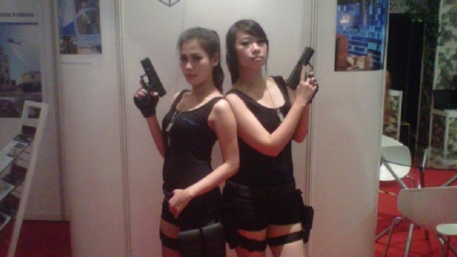 Maia dan Stefany, dua SPG di Indo Defence 2012