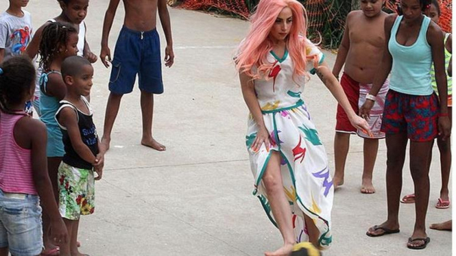 Lady Gaga bermain sepakbola jalanan