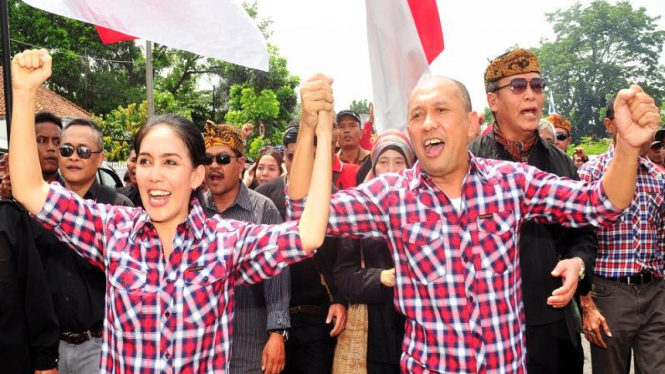 Rieke Teten pakai baju Jokowi