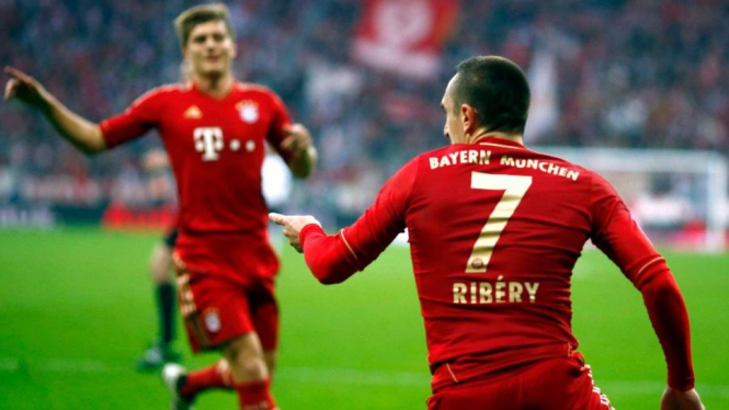 Franck Ribery (kanan) merayakan gol Bayern Munich