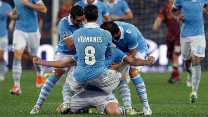 Pemain Lazio rayakan gol saat derby lawan AS Roma