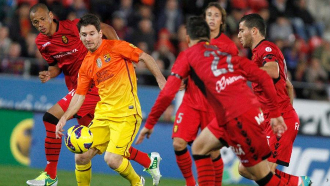 Lionel Messi dikepung pemain Mallorca