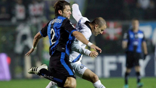 Pemain Inter Milan Rodrigo Palacio (kanan) dikawal pemain Atalanta