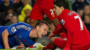 John Terry (kiri) tabrakan dengan Luis Suarez
