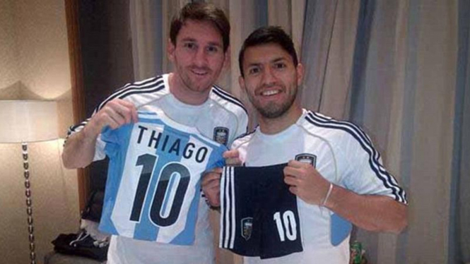 Lionel Messi dan Sergio Aguero memamerkan jersey Argentina