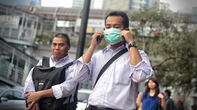 Los residentes usan máscaras a medida que aumenta la contaminación del aire.  (Foto ilustrativa)