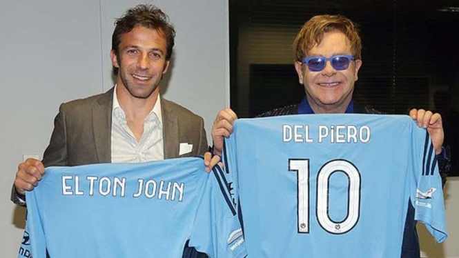 Alessandro Del Piero dan Sir Elton John bertukar jersey