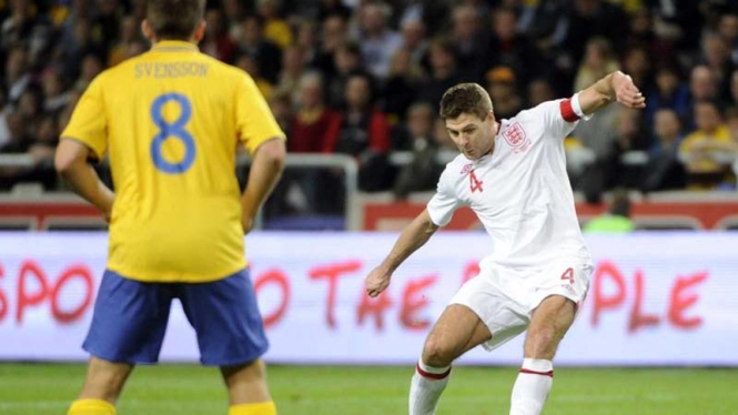 Steven Gerrard (kanan) saat Inggris menghadapi Swedia