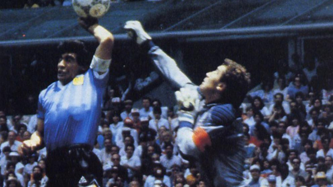 "Gol Tangan Tuhan" Diego Maradona (biru)