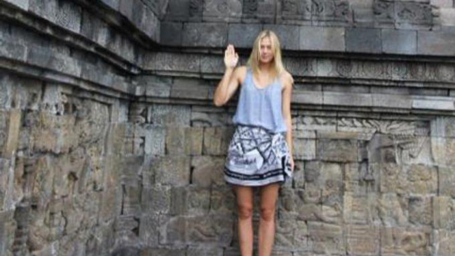 Aksi Maria Sharapova di Candi Borobudur