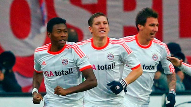 Mario Mandzukic (kanan) dan para pemain Munich rayakan gol