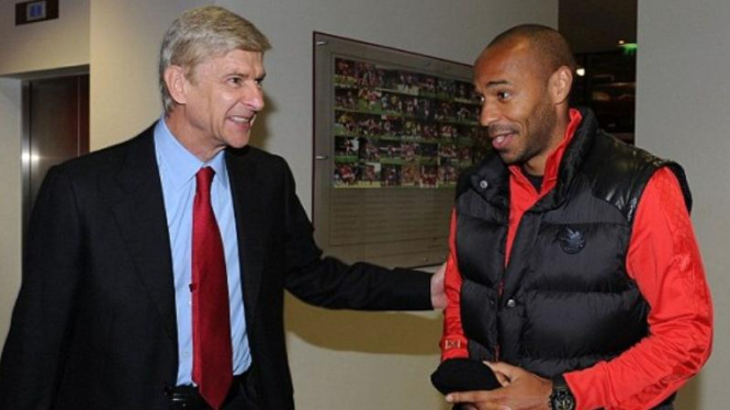 Arsene Wenger bersama Thierry Henry jelang Derby London Utara 