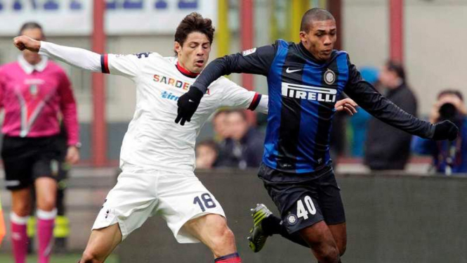 Bek Inter, Juan Jesus (kanan) berebut bola dengan pemain Cagliari