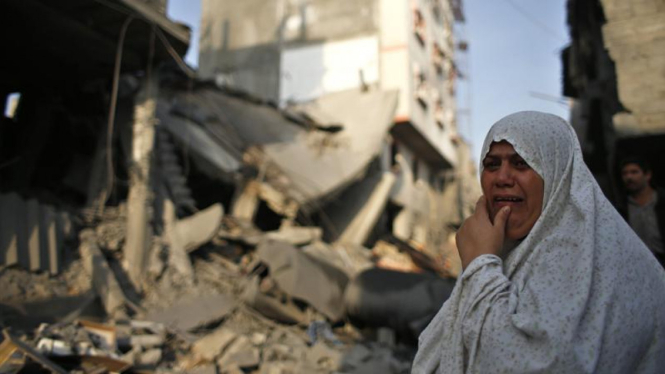 Seorang ibu di Gaza di reruntuhan rumah yang roboh diroket Israel