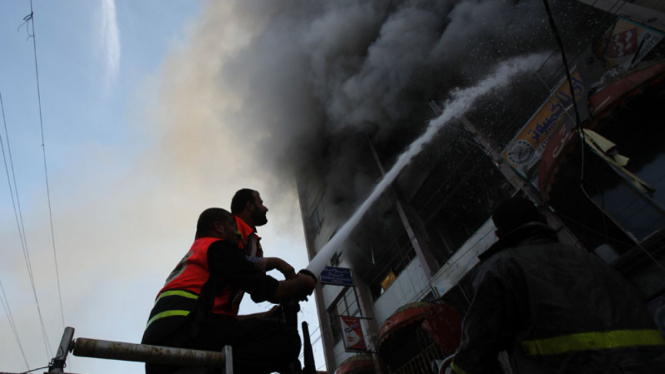 Petugas Pemadam Kebakaran Palestina Berusaha Memadamkan Api