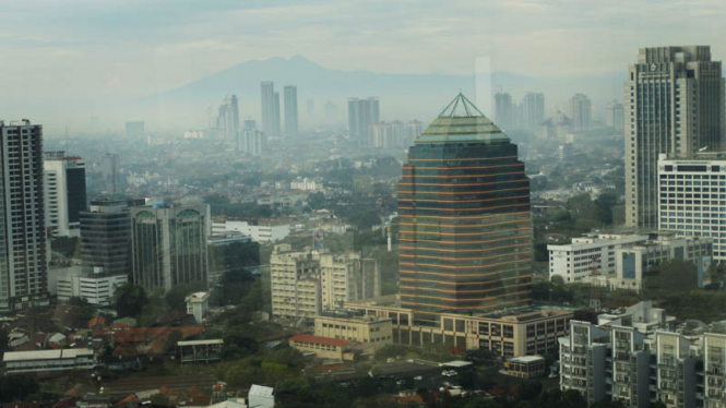 Gedung Di Jakarta Dengan Latar Belakang Gunung di Jawa Barat