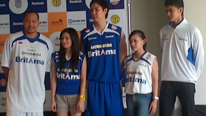 Rony Gunawan (biru) saat pamerkan jersey baru Satria Muda