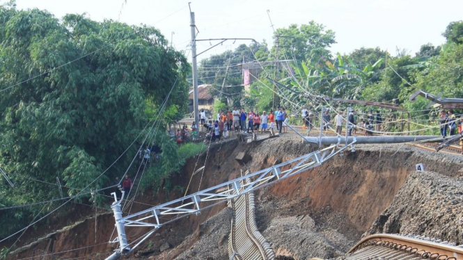 Rel KRL longsor di Cilebut, Bogor