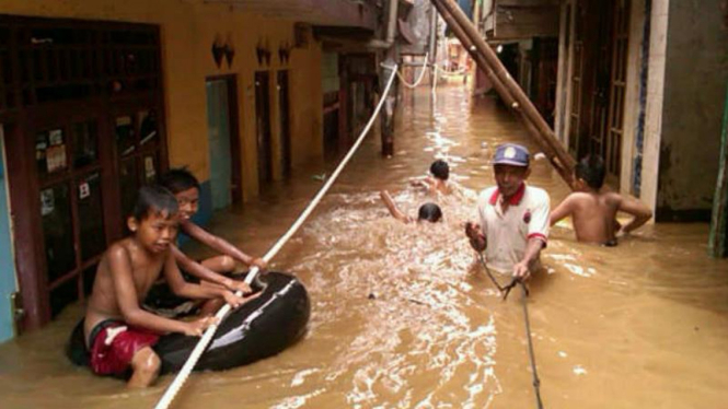Banjir di Kampung Pulo, Kamis, 22 November 2012