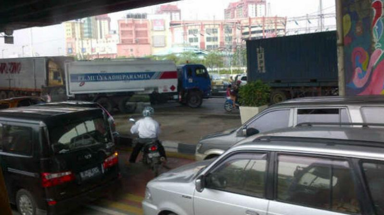 Foto Pertamina Truk Tangki Terguling Di Plumpang Milik Shell