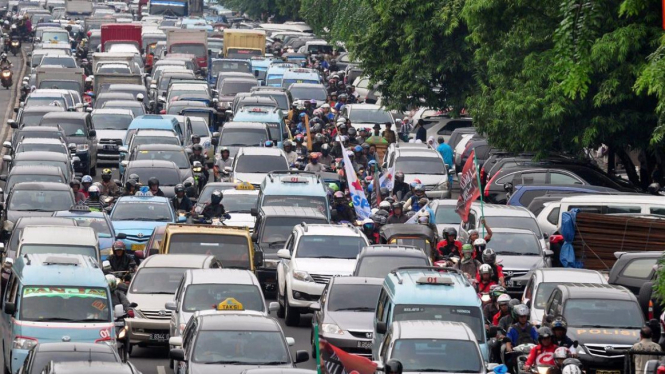 Kendaraan di jalan raya.