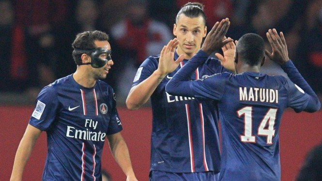 Zlatan Ibrahimovic merayakan gol PSG bersama Matuidi dan Nene